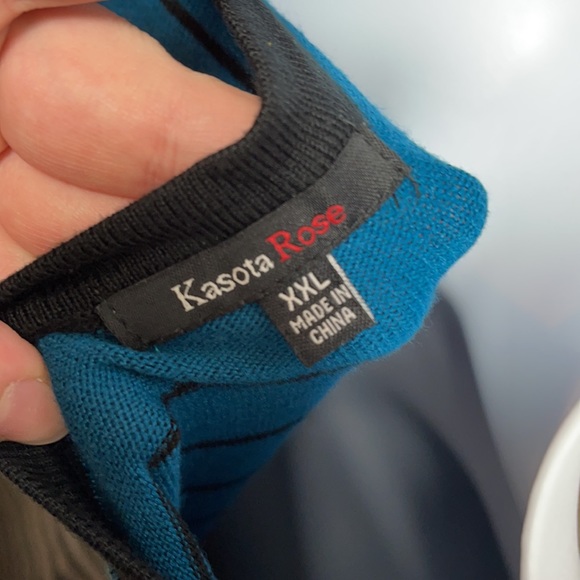 V-Neck Sweater Tunic with Zipper Ruched Detail - Picture 5 of 5